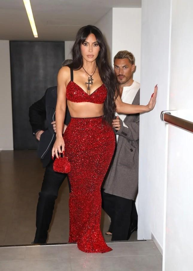 Kim Kardashian phải vịn tường để bước đi vì mặc váy bó-1