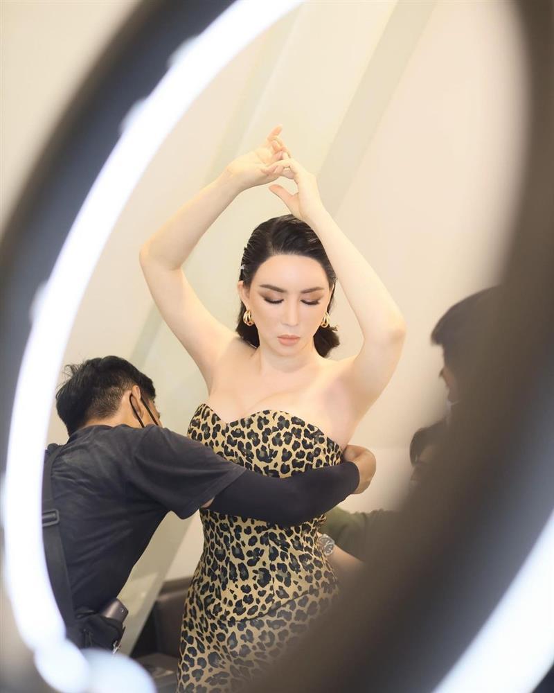 Video nữ tỷ phú của Hoa hậu Hoàn vũ nhảy múa phản cảm-1