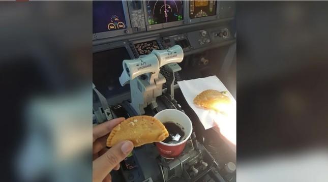 Uống cà phê trong buồng lái, 2 phi công Ấn Độ bị đình chỉ bay-1