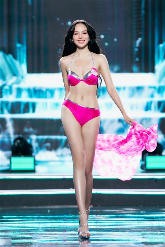 Hoa hậu Thanh Thủy catwalk khoe chân thẳng tắp như kiếm Nhật-1