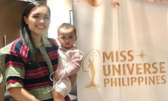 Thí sinh Hoa hậu Hoàn vũ Philippines bế theo con đến dự thi-1