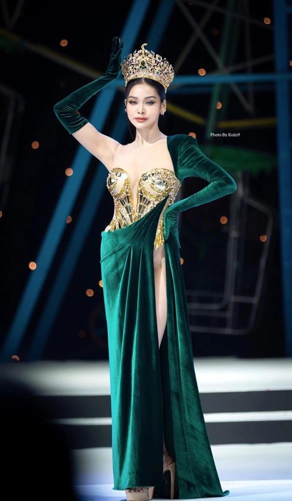 Hoa hậu Hòa bình Thái Lan Engfa Waraha diện váy xẻ cao, hở nội y-1