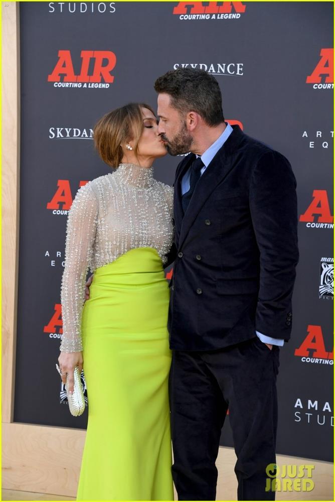 Jennifer Lopez và chồng trẻ ngọt ngào khóa môi tại sự kiện-1