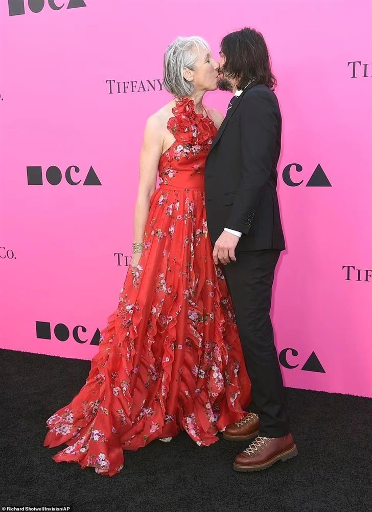 Keanu Reeves hôn bạn gái trên thảm đỏ, thản nhiên nói chuyện phòng the-1
