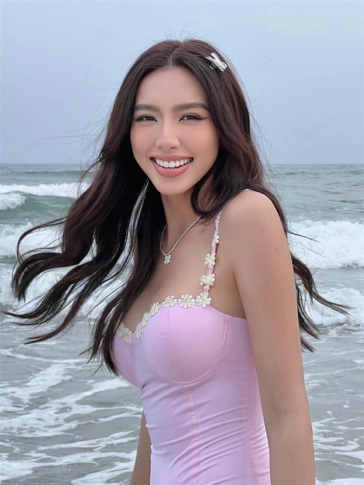 Hoa hậu Thùy Tiên khoe đường cong hút mắt với áo tắm-1