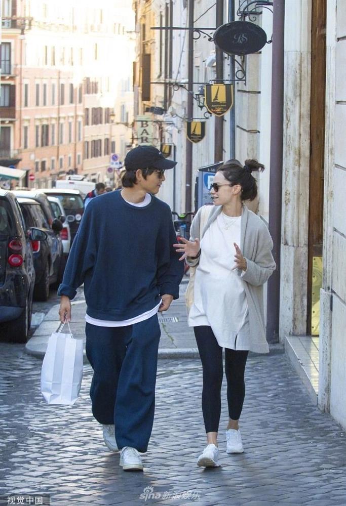 Song Joong Ki đưa vợ bầu đi dạo phố, ảnh đẹp như chụp họa báo-1