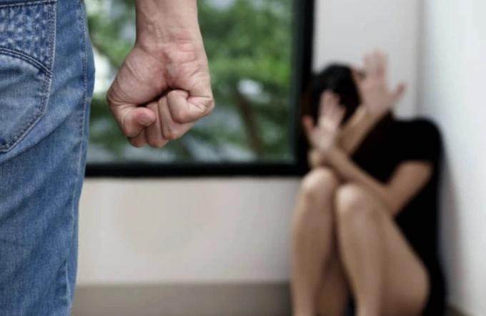Bạo lực với vợ, chồng có thể bị cấm tiếp xúc trong phạm vi 50m-1