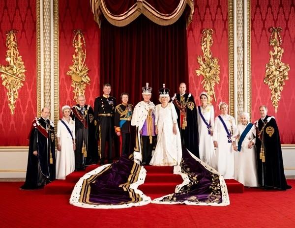 Bộ váy của Công nương Kate chụp sau Lễ Đăng Quang của Vua Charles-1