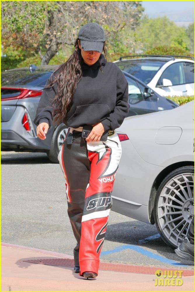 Kim Kardashian để mặt mộc, hầm hố đến xem đấu bóng rổ-1