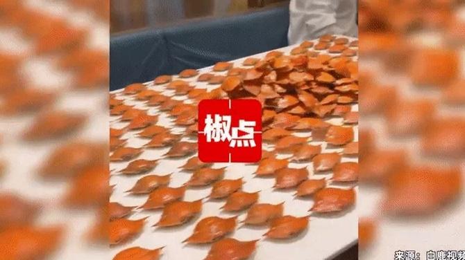 Nhóm khách Trung Quốc 7 người ăn buffet hết 300 con cua, 50 hộp sầu riêng-1