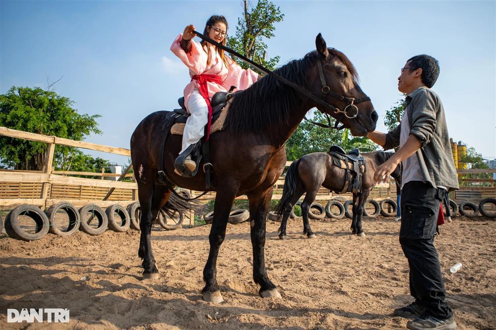 Người trẻ Hà Nội chi tiền triệu mặc cổ phục, học cưỡi ngựa, bắn cung-1