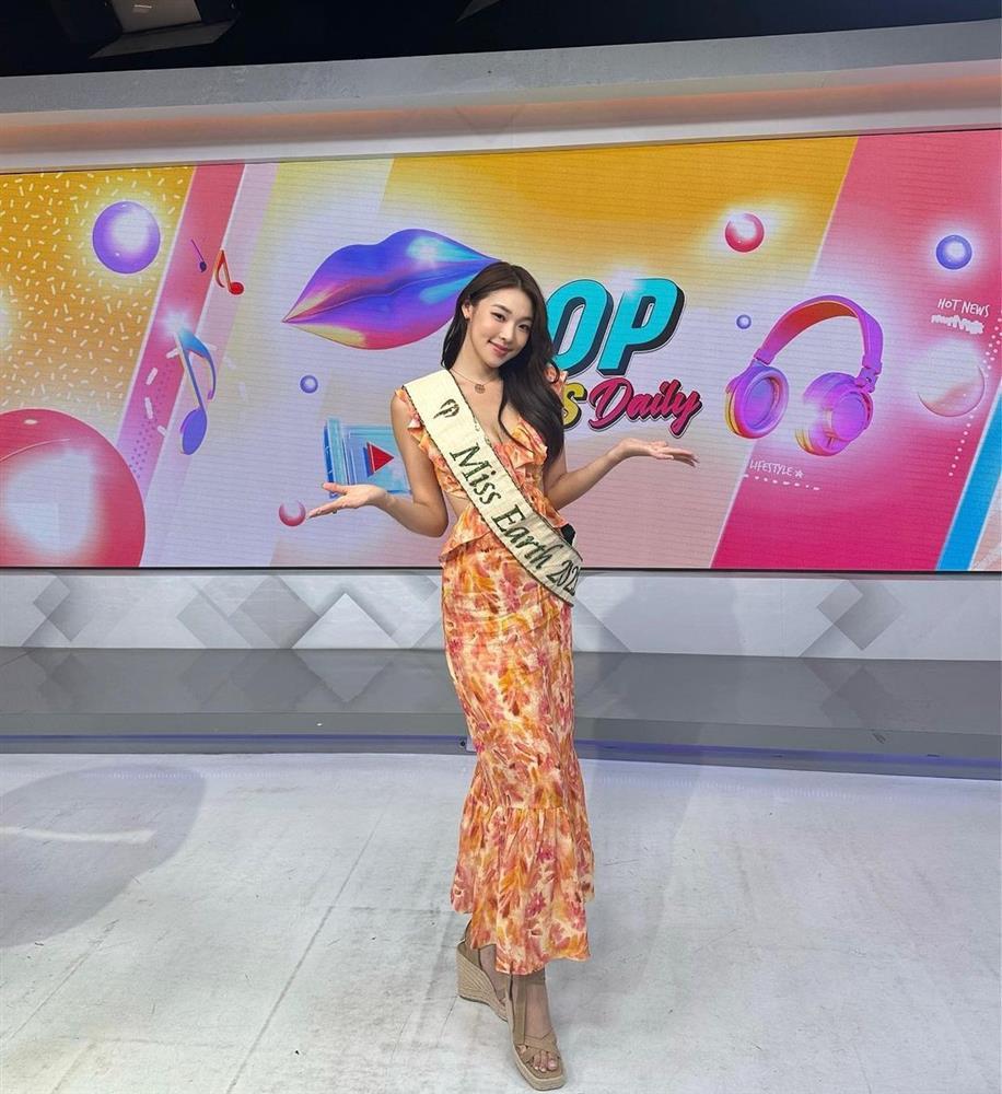 Hoa hậu Trái Đất mặc xuề xòa trên truyền hình Thái Lan-1