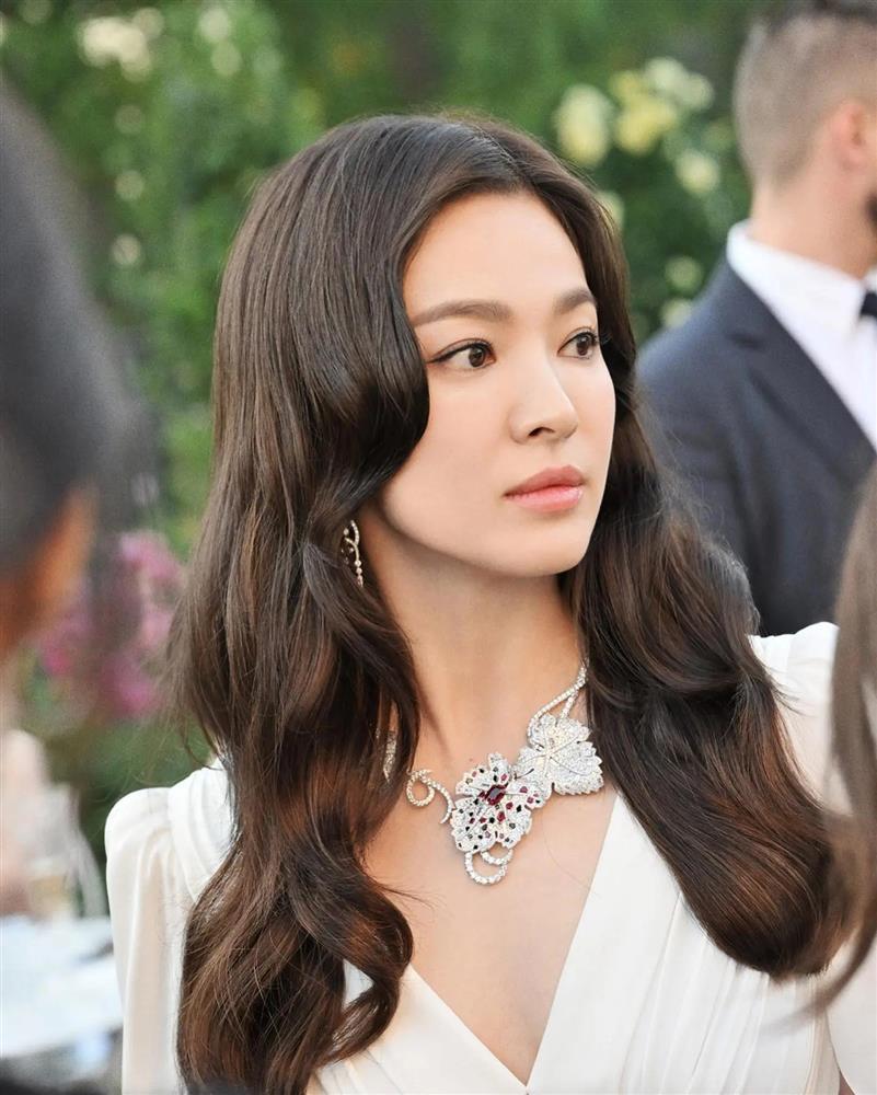 4 kiểu tóc xoăn sang trọng, không cộng tuổi của Song Hye Kyo-1