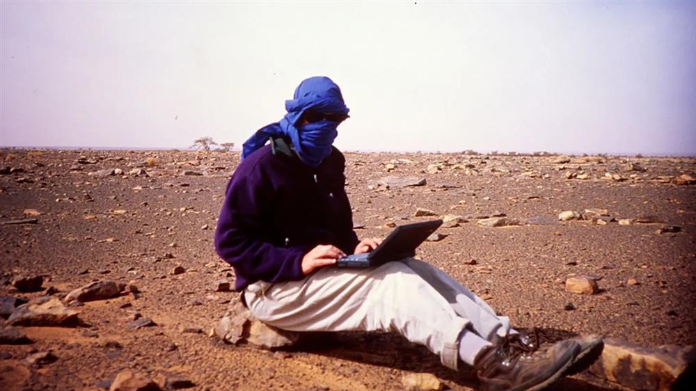Gã trai cầm laptop đi xuyên lục địa qua 27 quốc gia, nào ngờ trở thành người thay đổi cách du lịch của thế giới-1