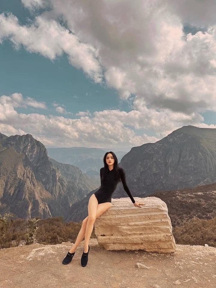 Hương Giang diện áo tắm khoe chân dài, eo thon giữa vùng núi Mexico-1