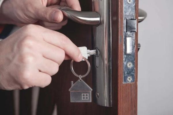 Tại sao nên cắm chìa khóa cửa vào ổ trước khi đi ngủ?-1