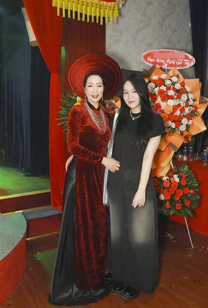 Con gái xinh đẹp, học ngành Hàng không của Á hậu Trịnh Kim Chi dậy thì thành công, lột xác ở tuổi 18-1