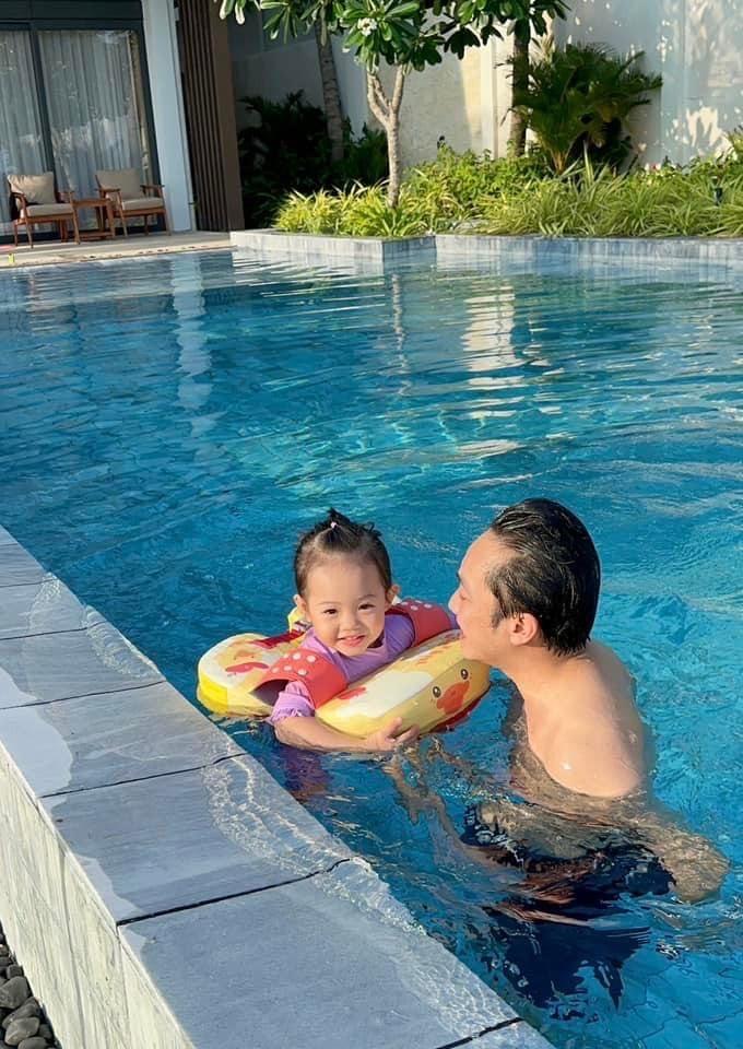 Cường Đô La và Đàm Thu Trang chăm đưa các con đi bơi-1