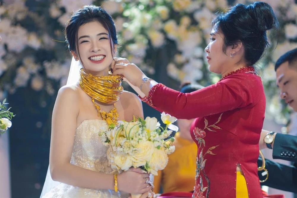 Cô dâu, chú rể đeo vàng trĩu cổ trong ngày cưới ở Thanh Hóa-1
