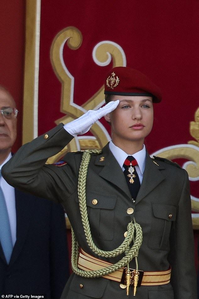 Nữ thân vương Leonor diện trang phục quân đội, thu hút sự chú ý trong lễ mừng Quốc khánh Tây Ban Nha-1