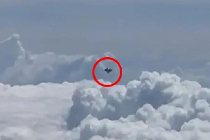 Hành khách trên máy bay ghi lại cận cảnh UFO hình kim cương-1