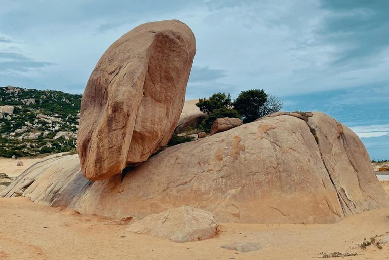 Tảng đá kỳ lạ ở sa mạc Sahara phiên bản Việt, nằm chênh vênh bao năm không đổ-1