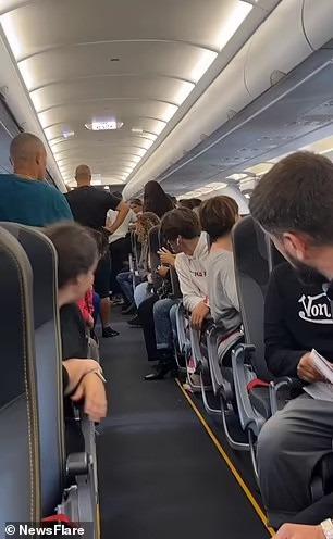 Nữ hành khách bất ngờ chuyển dạ trên máy bay, cả phi hành đoàn trở thành bà đỡ-1
