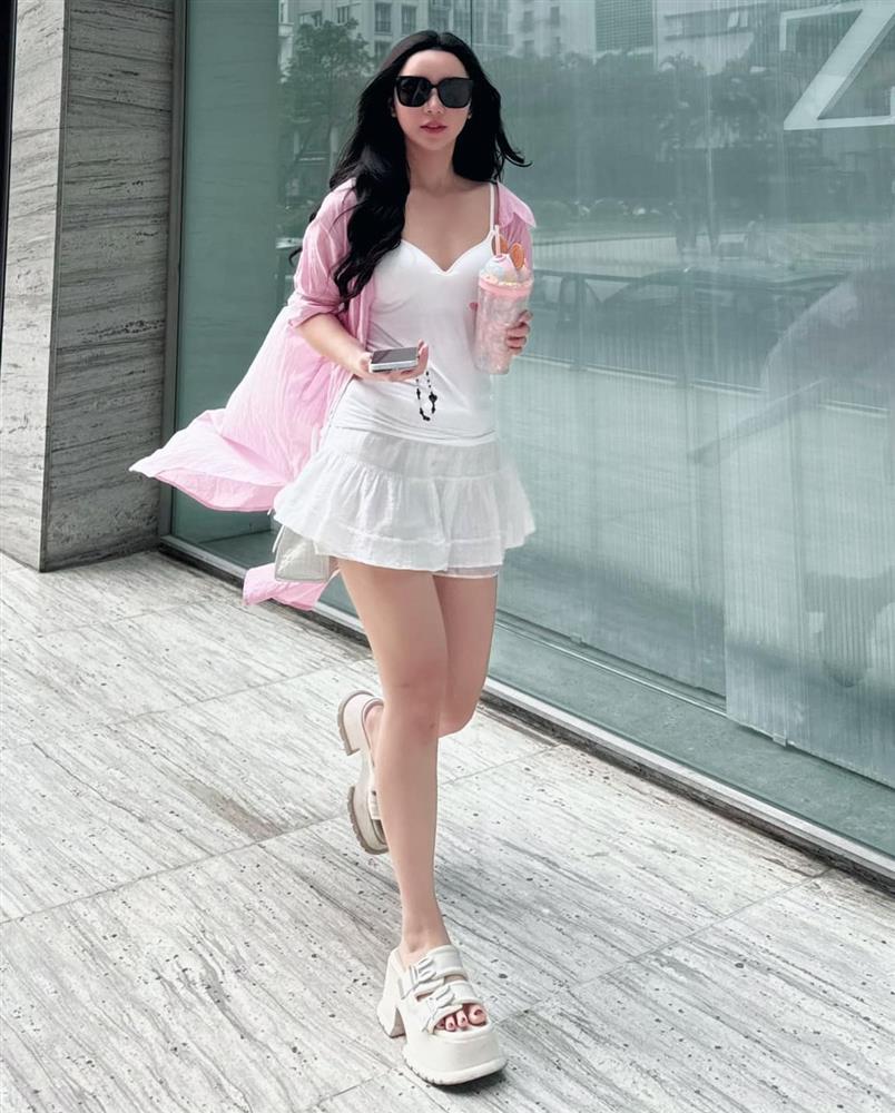Quỳnh Kool chuộng diện váy ngắn khoe dáng đẹp nuột nà trong những ngày Hà Nội trở lạnh-1