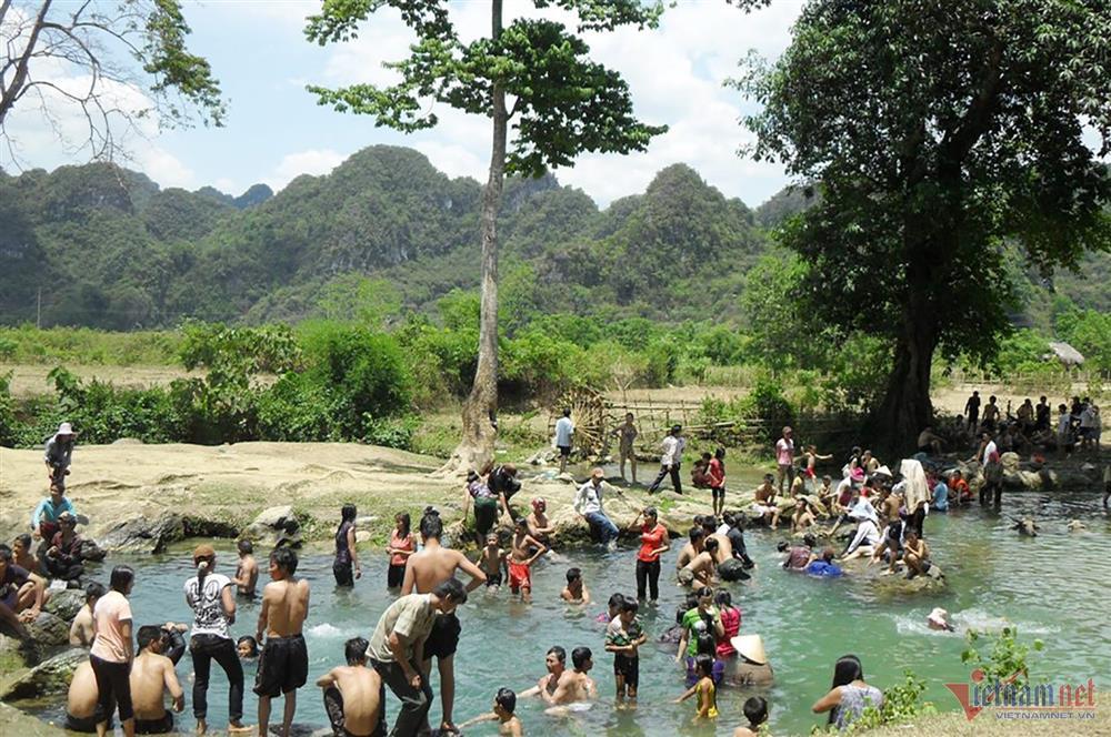 Suối nước kỳ lạ hè mát đông ấm, quanh năm trong xanh ở Nghệ An-1