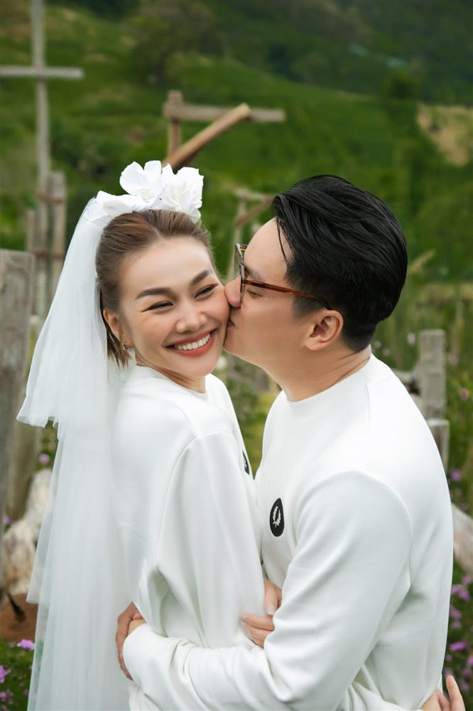 Thanh Hằng tung ảnh cực tình bên chồng nhạc trưởng sau 1 tháng tổ chức đám cưới-1