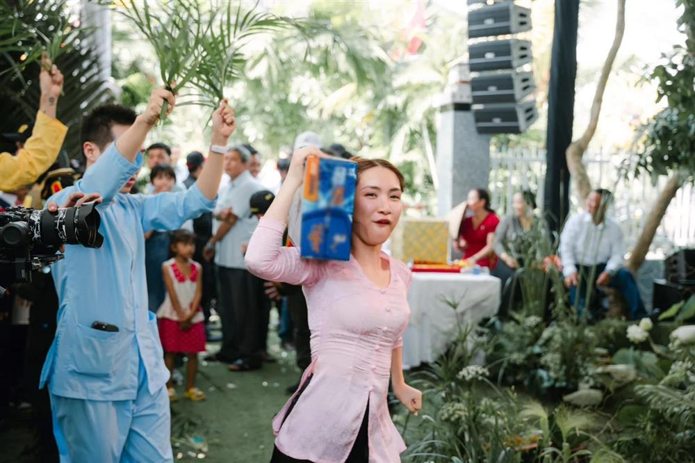 Hòa Minzy hành động lầy lội trong đám cưới, khán giả: Hết vui, lố lăng rồi-1
