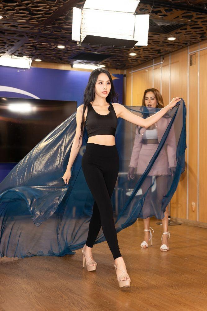 Siêu mẫu Như Vân nhận mưa lời khen với màn chỉ dạy catwalk cho Ngọc Hằng-1