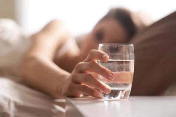 Lý do nên uống nước sau khi thức dậy vào buổi sáng-1