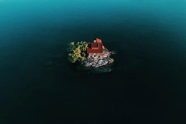 Hòn đảo nhỏ nhất thế giới có sự sống, chỉ đủ sức chứa 1 người duy nhất-1