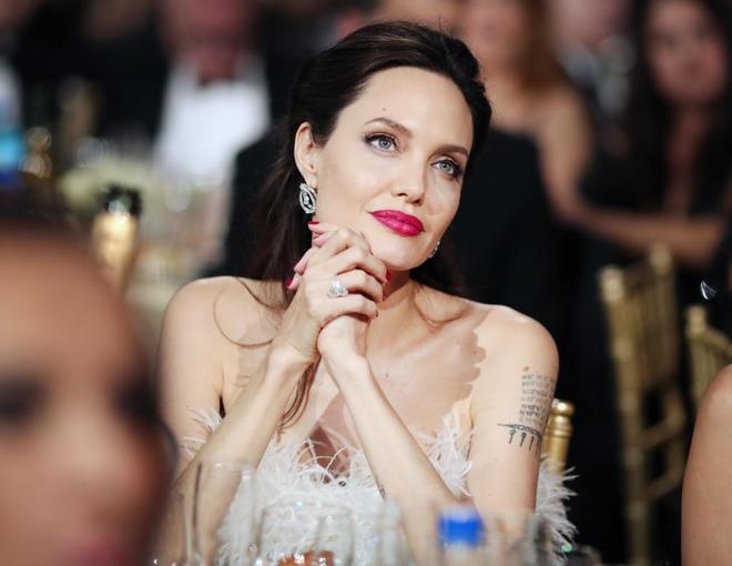 Angelina Jolie làm gì giữa lúc đàn con thi nhau bỏ họ Brad Pitt?-1
