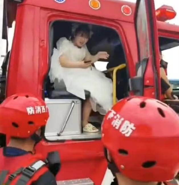 Cô dâu cưỡi xe cứu hỏa, ngồi thuyền tự chế trong ngày cưới-1