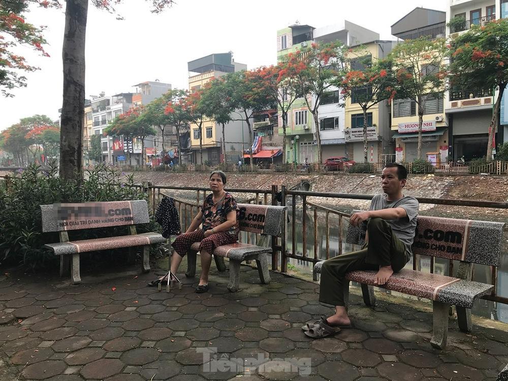 Loạt ghế đá ven sông ở Hà Nội bị sơn tên web cờ bạc-1