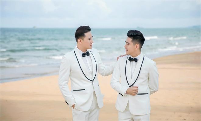 Cặp đôi đồng giới Vbiz tung ảnh cưới, hé lộ 2 khách mời đầu tiên trong hôn lễ-1