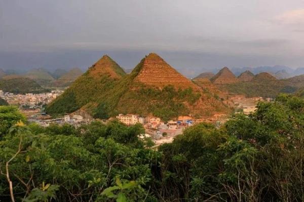 Núi kim tự tháp hàng triệu năm hút khách, dân mạng thi nhau đoán nguồn gốc-1