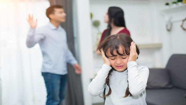 Những đứa trẻ tha thiết mong bố mẹ ly hôn-1