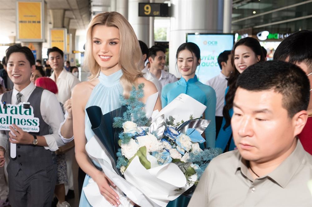 Cận nhan sắc búp bê của đương kim Miss World 2024 khi đến Việt Nam-1