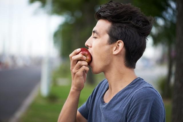 Người đàn ông hôn mê sau khi ăn táo: Chuyên gia chỉ ra một sai lầm chí mạng-1