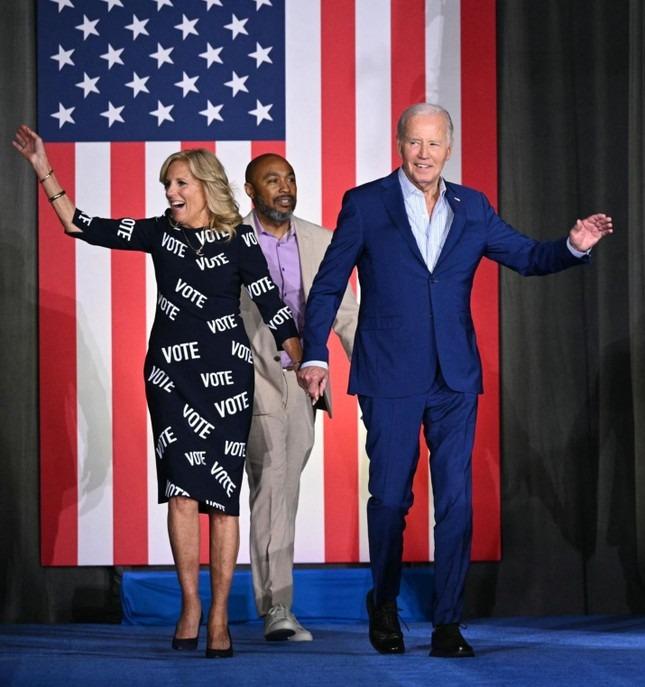 Chiếc váy bầu cử của Đệ nhất phu nhân Mỹ gây chú ý-1