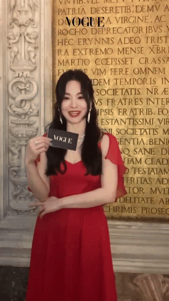Song Hye Kyo sexy hút hồn trong chiếc váy đỏ khét lẹt, tạo khung hình đã mắt bên Cha Eun Woo-1