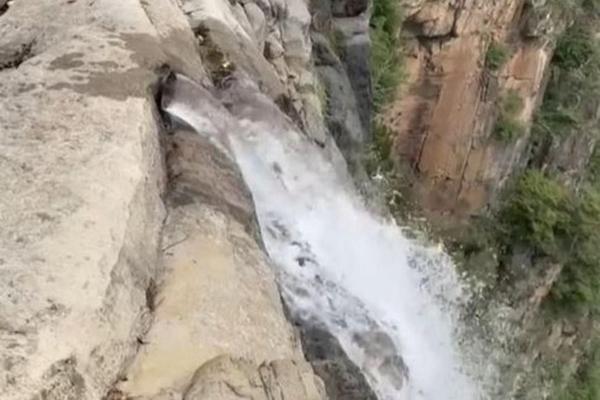 Du khách thất vọng về ‘thác nước tự nhiên’ nổi tiếng Trung Quốc-1
