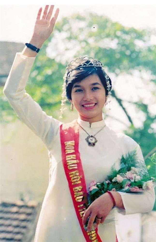 Hoa hậu Việt Nam đầu tiên tuổi 53 hạnh phúc bên chồng tiến sĩ và các con-1