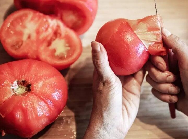 Cách lột vỏ quả cà chua nhanh chóng và không bị mất dinh dưỡng-1