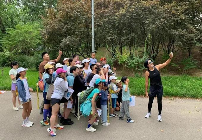 Ngỡ ngàng với ngoại hình ở tuổi U70 của Châu Nhuận Phát khi chạy bộ trong công viên-1