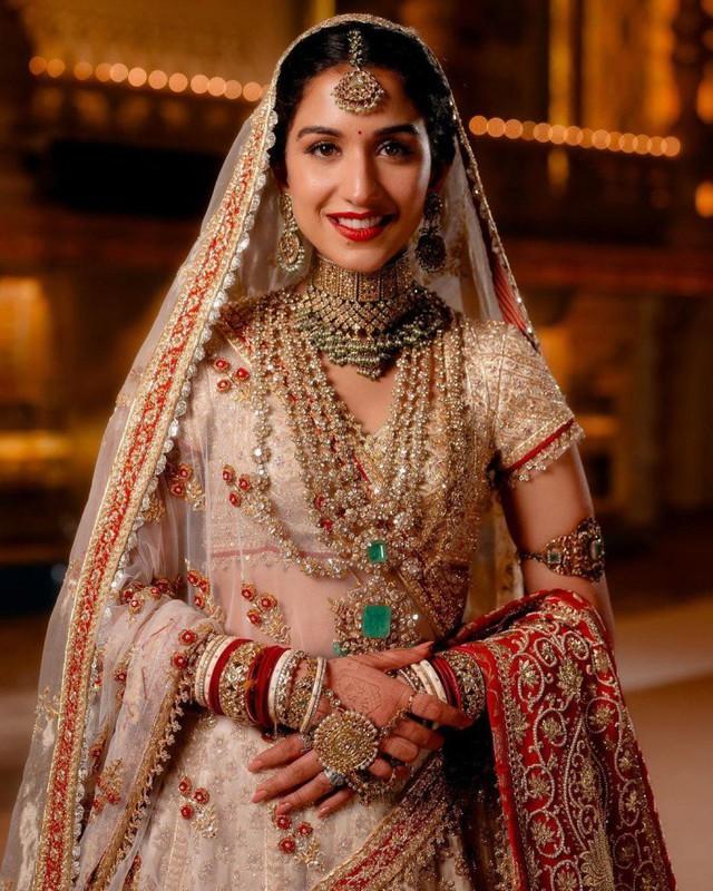 Váy cưới xa xỉ của con dâu tỷ phú giàu nhất châu Á: Đính kim cương và 300.000 viên pha lê nặng trĩu, hơn 70 thợ thực hiện trong 5.700 giờ-1
